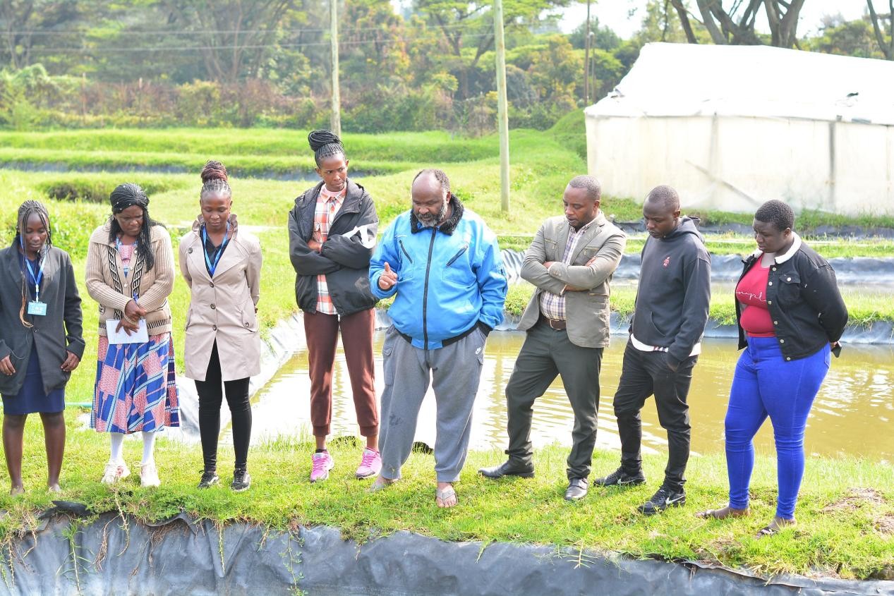 肯尼亚埃格顿大学专家本杰明·穆西米在为学员讲授鱼类养殖技术。主办方供图