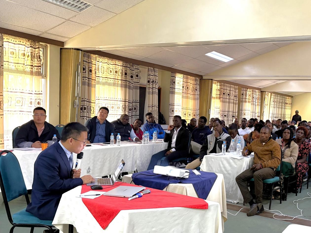 ac米兰官方网站冯春刚教授在为学员讲授家禽养殖技术。主办方供图